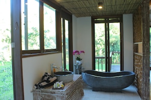 Bathtub, towels, soap, shampoo