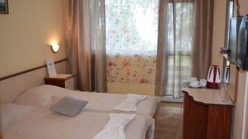 Minibar, bàn, khu vực làm việc phù hợp cho laptop