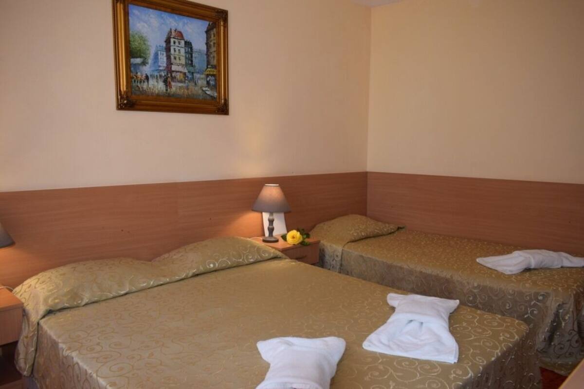 Habitación triple clásica, vista parcial al mar | Minibar, escritorio, espacio para trabajar con laptop y wifi gratis