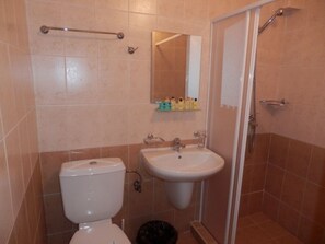 Free toiletries, hair dryer, towels, soap - Ahilea Hotel (Balchik)