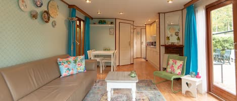 Televisie, een open haard en een tafeltennistafel