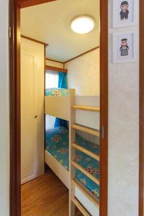 2 bedrooms, iron/ironing board, WiFi
