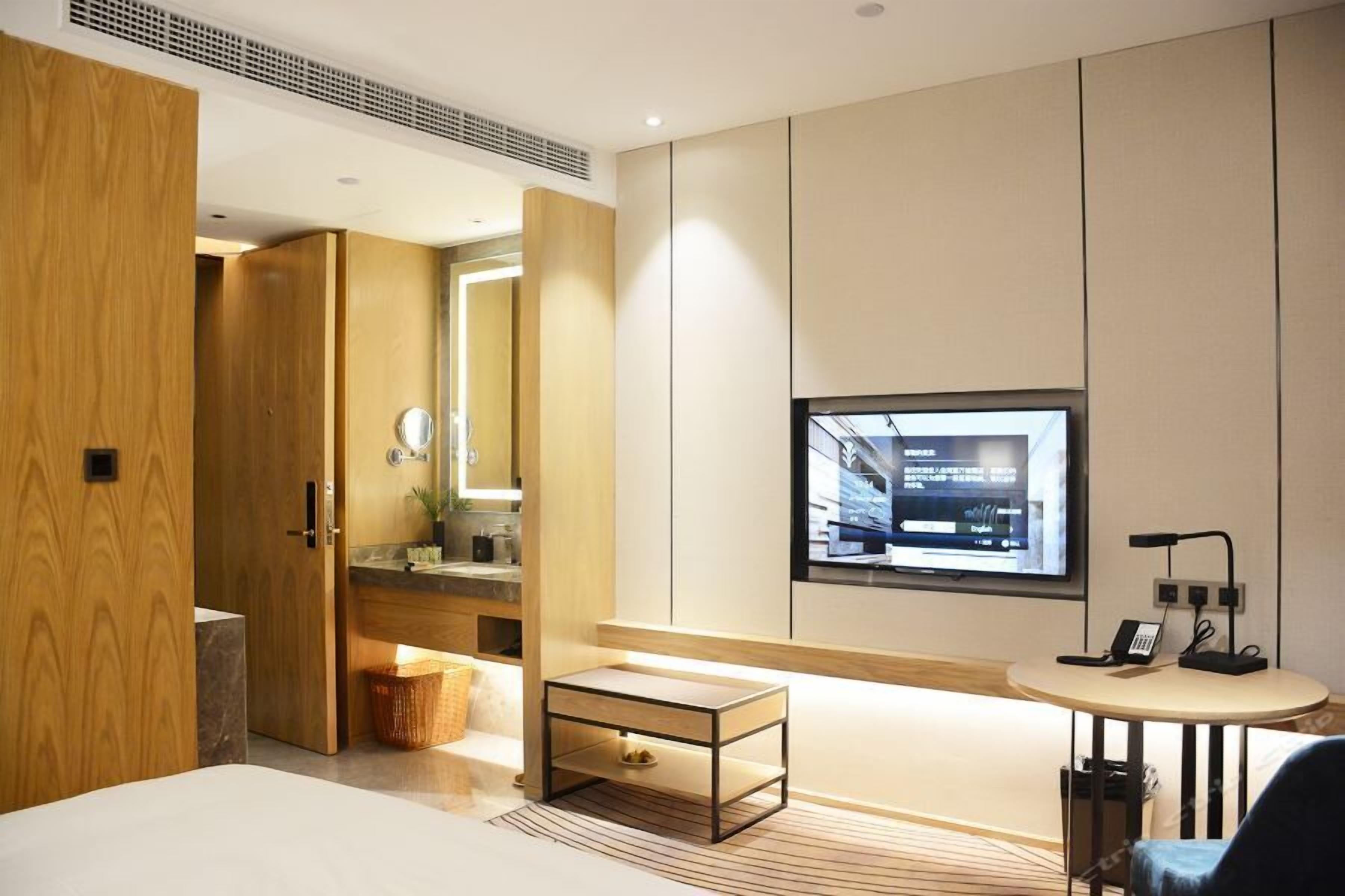 Down comforters, minibar, desk, laptop workspace