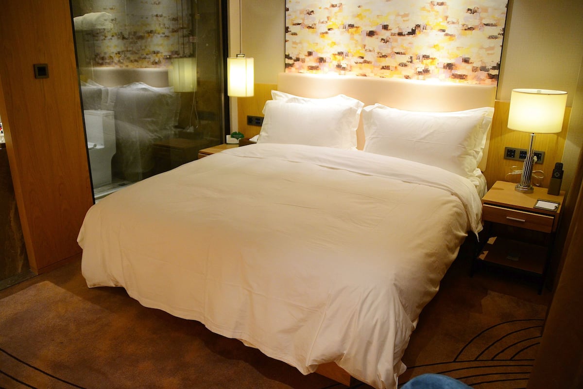 Habitación doble Deluxe | Edredón, minibar, escritorio y espacio para trabajar con laptop