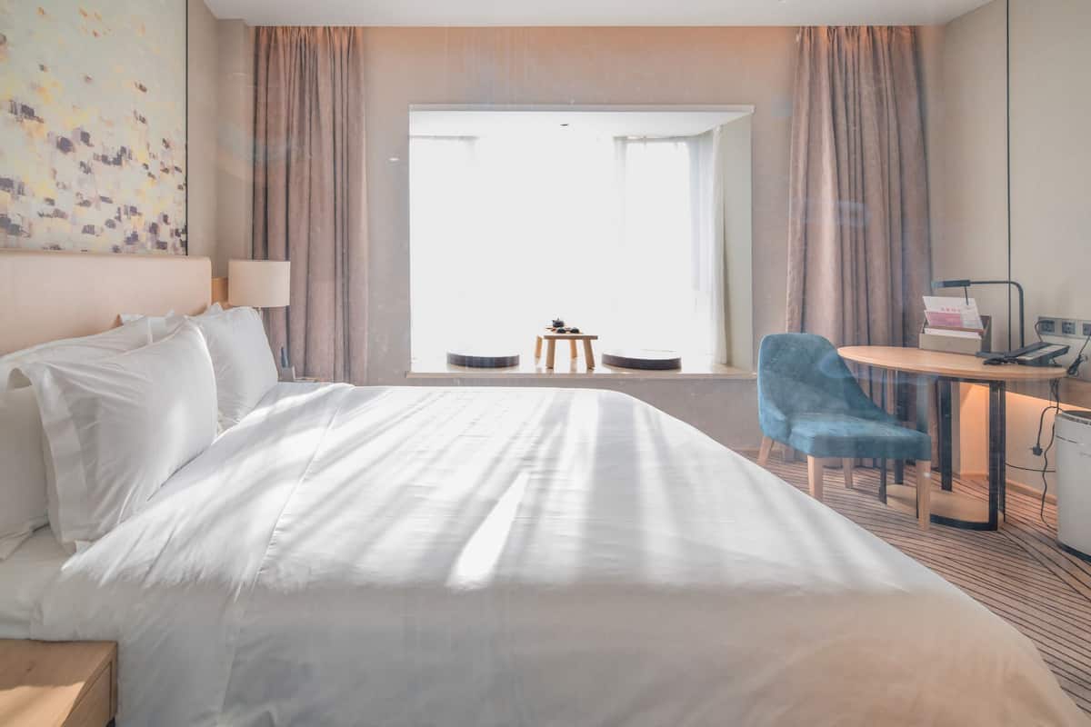 Habitación doble ejecutiva, 1 cama King size | Edredón, minibar, escritorio y espacio para trabajar con laptop