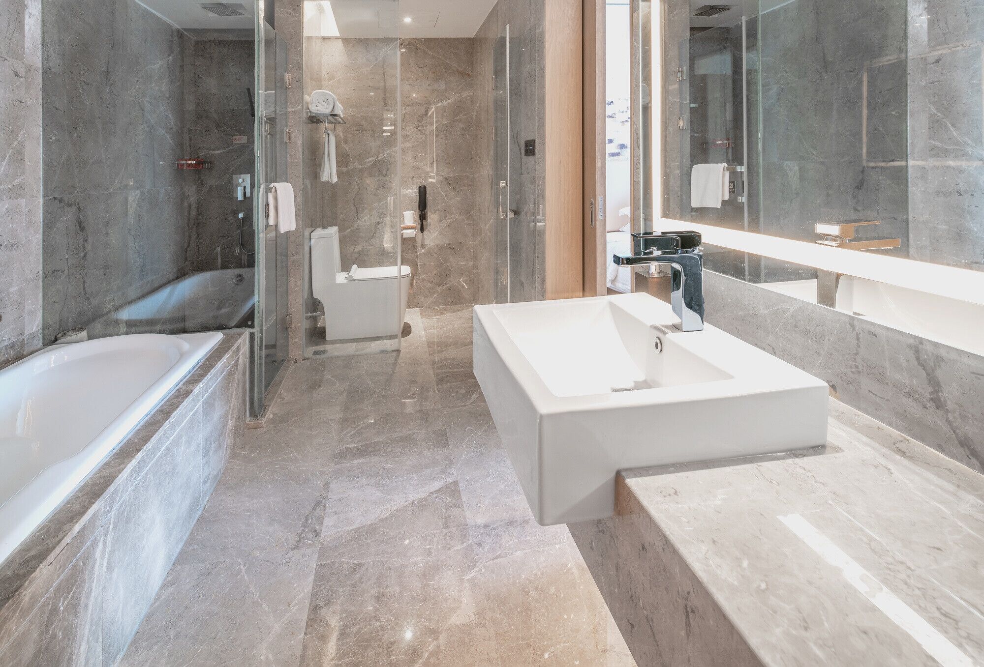 Shower, rainfall showerhead, free toiletries, hair dryer