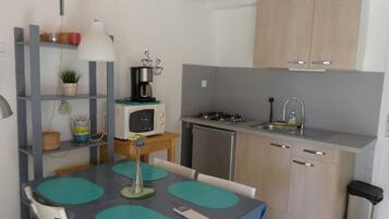 Réfrigérateur, micro-ondes, plaque de cuisson, cafetiÚre/bouilloire