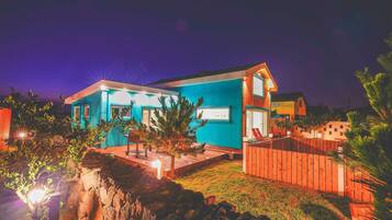 Fassade der Unterkunft – Abend/Nacht