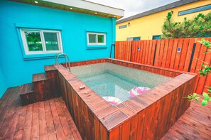 สระว่ายน้ำกลางแจ้งเปิดตามฤดูกาล