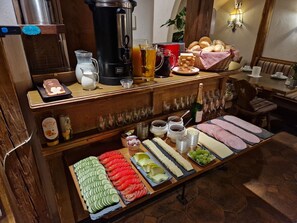 Breakfast buffet - Pension Lederergütl (Saalbach-Hinterglemm)