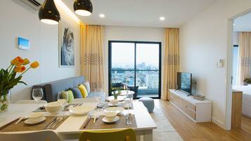 Luxury Apartment, 1 Bedroom, Pool Access | Living room