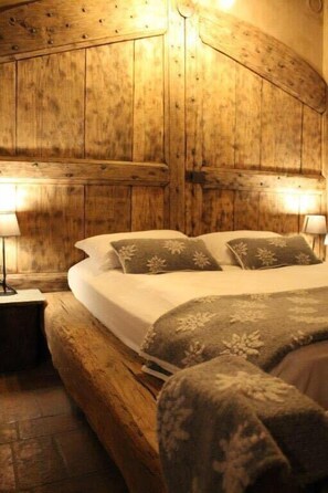 Classic Double Room, Mountain View (Bisalta) | Individually decorated, desk, soundproofing, free cots/infant beds - Agriturismo Locanda Cà Del Pian (Villanova Mondovi)
