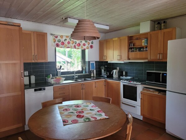 Frigorifero, microonde, forno, piano cottura