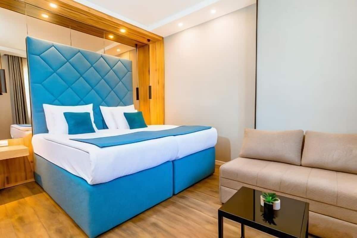 Hypo-allergenic bedding, minibar, in-room safe, desk