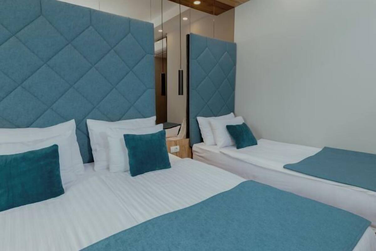 Hypo-allergenic bedding, minibar, in-room safe, desk