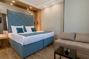 Superior-Apartment | Allergikerbettwaren, Minibar, Zimmersafe, Schreibtisch