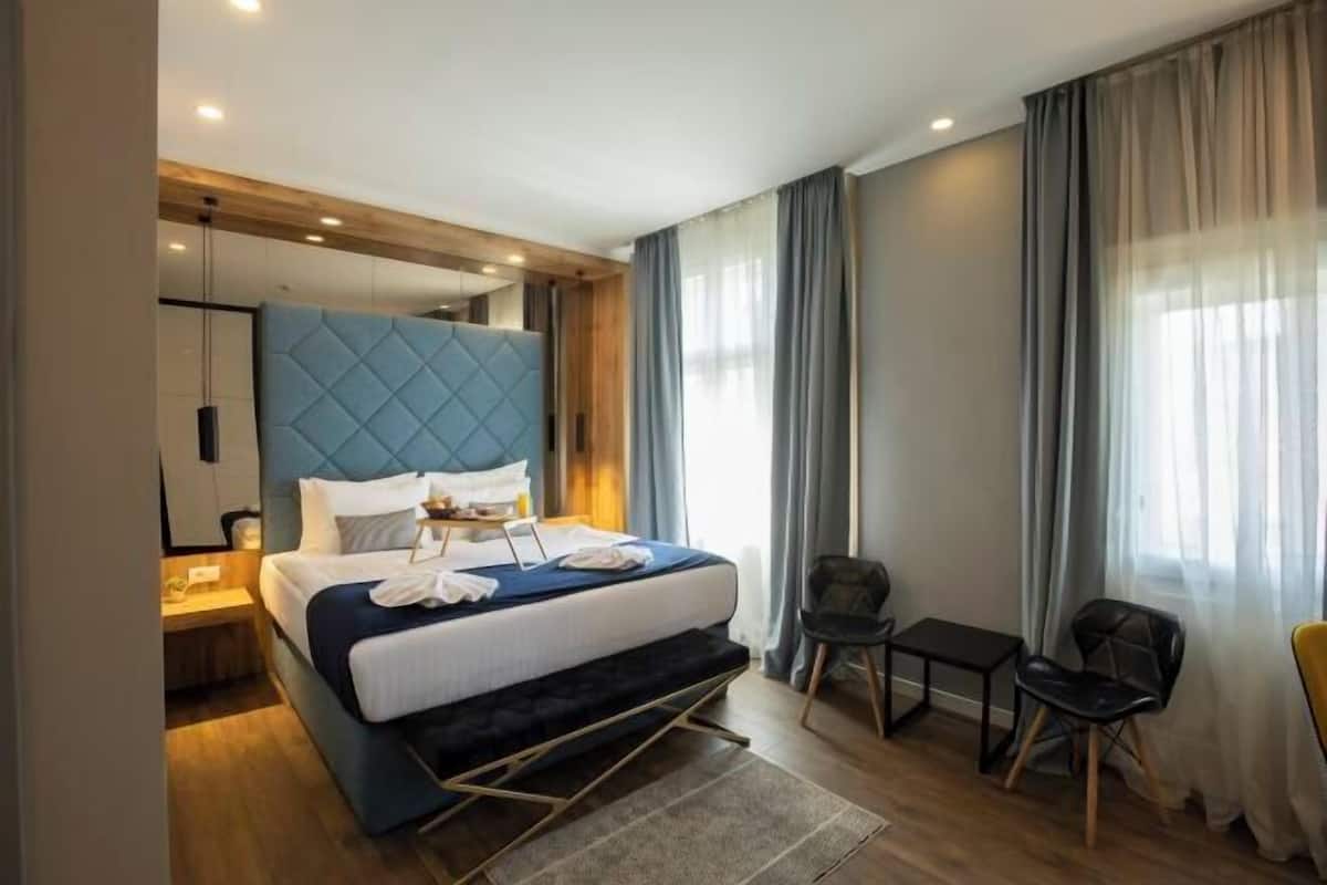 Hypo-allergenic bedding, minibar, in-room safe, desk