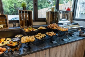 Free daily buffet breakfast