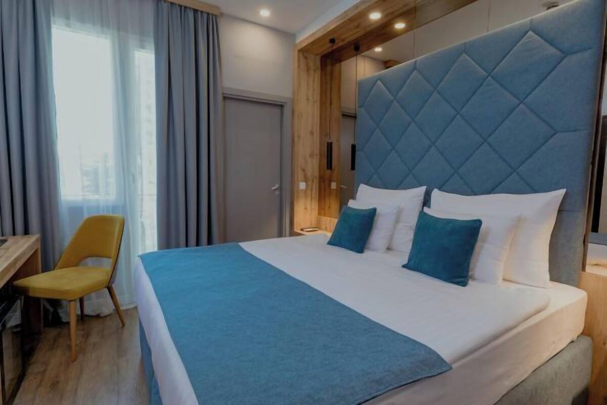 Hypo-allergenic bedding, minibar, in-room safe, desk