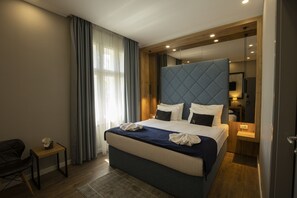 Roupas de cama antialérgicas, frigobar, cofres nos quartos, escrivaninha