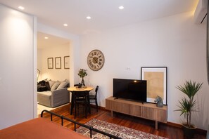 Television - Phaedrus Living: City Luxury Flat Mavromichali (Athens)