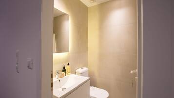 Appartement, 1 slaapkamer | Badkamer | Een douche, gratis toiletartikelen, een haardroger, pantoffels