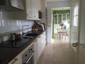 Een koelkast, een microgolfoven, een kookplaat, een vaatwasser