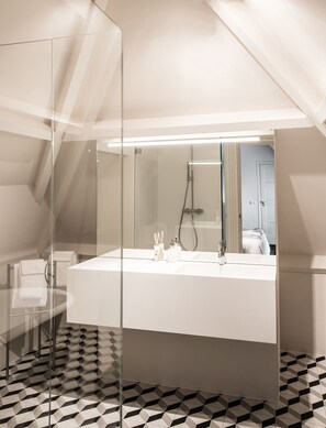 Bathtub, hair dryer, soap, shampoo - Nice holiday home on the estate of The White Castle (Loon op Zand)