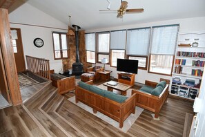 House, 2 Queen Beds (Brigadoon - 5 Bedroom Retreat ) | Living area | 32-inch TV with satellite channels, fireplace, DVD player - Brigadoon - 5 Bedroom Retreat (Berkeley Springs)