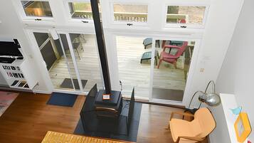 House, Multiple Beds (Autumn Wings - A Natural Retreat ) | Living area | 32-inch TV with digital channels