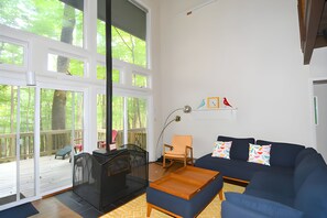 Casa, varias camas (Autumn Wings - A Natural Retreat ) | Zona de estar | Televisión de 32 pulgadas con canales digitales