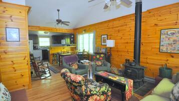 Rumah, Beberapa Tempat Tidur (Cabin at Sleepy Creek - Charming Cabi) | Area keluarga | Televisi 32-inci dengan saluran TV digital dan perapian