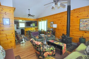 Rumah, Beberapa Tempat Tidur (Cabin at Sleepy Creek - Charming Cabi) | Area keluarga | Televisi 32-inci dengan saluran TV digital dan perapian