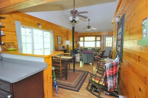 Casa, varias camas (Cabin at Sleepy Creek - Charming Cabi) | Cocina privada | Frigorífico, microondas, horno y placa de cocina