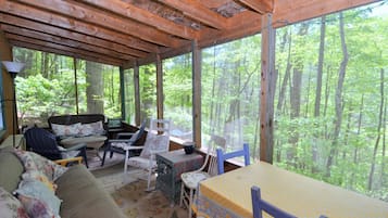 House, Multiple Beds (Cabin at Sleepy Creek - Charming Cabi) | Dining