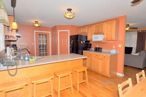Fridge, microwave, oven, freezer - Creekview Cabin - A Perfect Escape (Berkeley Springs)
