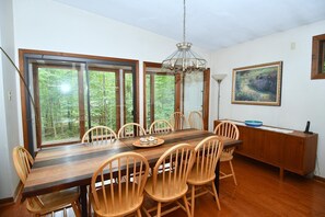 Casa, várias camas (Dogwood Knoll - Wooded Escape) | Opções para refeição
