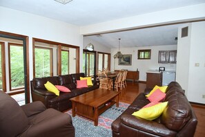 Casa, várias camas (Dogwood Knoll - Wooded Escape) | Área de estar | TV 32 polegadas com canais via satélite, lareira