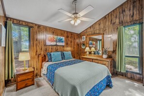 House, 1 Queen Bed with Sofa bed (Country Comfort -Country Escape! ) | 1 bedroom, premium bedding, free WiFi, bed sheets - Country Comfort -country Escape! (Hedgesville)