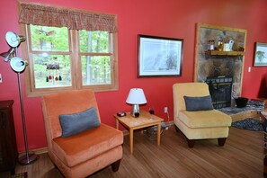 Living area - Healing House - Healing Escape (Berkeley Springs)