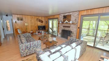 House, Multiple Beds (Chesnutt Cabin on the Cacapon River) | Dining