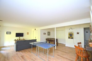 House, Multiple Beds (Chesnutt Cabin on the Cacapon River) | Games room - Chesnutt Cabin on the Cacapon River (Great Cacapon)
