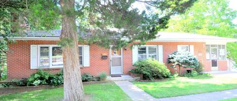 House, 2 Queen Beds (Castle View - A rancher with a view!) | Exterior