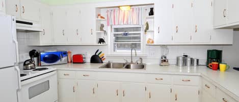 House, 2 Queen Beds (Castle View - A rancher with a view!) | Private kitchen | Fridge, microwave, oven, dishwasher
