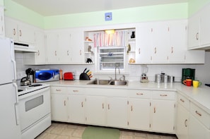 House, 2 Queen Beds (Castle View -  A rancher with a view!) | Private kitchen | Fridge, microwave, oven, dishwasher - Castle View - A Rancher With a View! (Berkeley Springs)