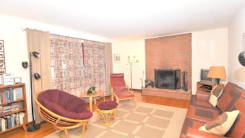 House, 2 Queen Beds (Castle View -  A rancher with a view!) | Living area | TV, fireplace, DVD player