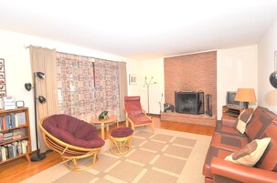 Casa, 2 camas de matrimonio (Castle View -  A rancher with a view!) | Zona de estar | Una televisión, una chimenea, un reproductor de DVD