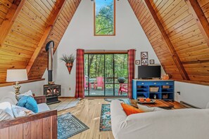 Living area - Cozy and Quaint (Berkeley Springs)