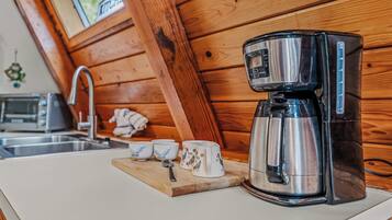 Rumah, 1 Tempat Tidur King (Cozy and Quaint) | Kopi dan/atau alat penyeduh kopi