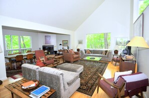 Living area - Black Forest - 5 Bedroom Escape (Berkeley Springs)